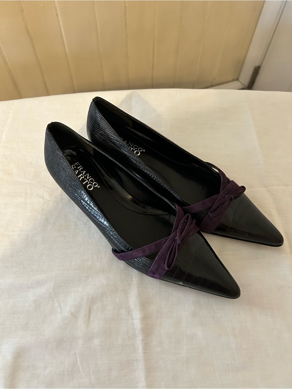 VTG Franco Sarto Black Croc Pointed Toe Flats With Bow/Size 7.5